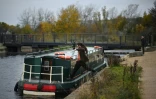Sean McNanara de l'entreprise sociale Navvies' Barge naviguent sur le canal Forth and Clyde à Glasgow, le 11 novembre 2021
