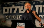 L'écrivain israélien David Grossman s'exprime à la tribune lors d'une manifestation appelant à la reprise des négociations entre Israël et l'Autorité palestinienne, le 16 août 2014 à Tel-Aviv