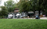 Les bars Ă la mode du parc des Buttes-Chaumont accueillent familles et fĂŞtards jusque tard le soir.