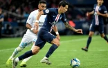 L'attaquant argentin du PSG Angel Di Maria (d) devant le milieu de l'OM Dimitri Payet, le 27 octobre 2019 au Parc des Princes