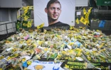 Des fleurs déposées devant le 8 février 2019 stade de la Beaujoire à Nantes en hommage à l'ancien attaquant du club Emiliano Sala mort dans un accident d'avion