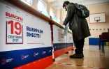 Dans un bureau de vote de Moscou, le 18 septembre 2021
