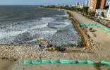 Vue aérienne des travaux engagés contre l'érosion côtière sur la côte de Carthagène, en Colombie, le 23 février 2024