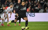 Kylian Mbappé transforme un penalty accordé à Paris contre Angers au Parc des Princes, le 15 octobre 2021 