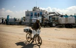 Un jeune Palestinien transporte des bidons d'eau après la fermeture de l'usine de dessalement de l'eau à Deir el-Balah, dans le centre de la bande de Gaza, le 10 mars 2025