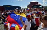 Des partisans de l'opposant Juan Guaido dans l'île des Caraïbes de Curazao, manifestent pour l'envoi au Venezuela d'aide humanitaire, le 23 février 2019