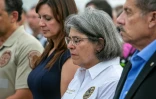 Daniella Levine Cava, la maire du comté de Miami-Dade, observe une minute de silence devant les décombres de l'immeuble effonddré, le 7 juillet 2021 à Surfside, en Foride