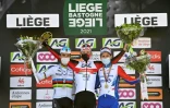 Le vainqueur de Liège-Bastogne-Liège, le Slovène Tadej Pogacar (c), encadré par les Français Julian Alaphilippe (g), 2e, et David Gaudu, 3e, sur le podium, le 25 avril 2021