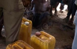 Un homme soupçonné de vol attaché à un poteau lors d'un "procès" expéditif conduit par des groupes d'autodéfense, le 19 mars 2016 à Kokologho près de Ouagadougou 