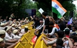 Des militants et sympathisants du "Parti du peuple des cafards" (CJP) affrontent les forces de l'ordre lors d'une manifestation réclamant la démission du ministre de l'Éducation, Dharmendra Pradhan, en raison de fraudes présumées lors d'examens universitaires, le 20 juillet 2026 à New Delhi, en Inde