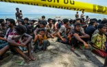 Plusieurs centaines de réfugiés Rohingyas rassemblés sur la plage de Laweueng, en Indonésie, où ils ont accosté après avoir fui les camps du Bangladesh, le 10 décembre 2023