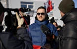 Jens-Frederik Nielsen s'adresse aux journalistes lors d'une manifestation sous le slogan "Le Groenland appartient au peuple groenlandais" à Nuuk, au Groenland, le 15 mars 2025