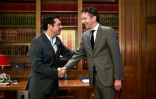 Le Premier ministre grec Alexis Tsipras (g) accueille le président de l'Eurogroupe  Jeroen Dijsselbloem, à Athènes le 25 septembre 2017