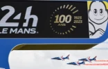 Des avions de la Patrouille de France (PAF) participent à un défilé aérien dans le cadre de la 100e édition des 24 heures du Mans, au Mans, le 9 juin 2023