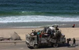 Des Palestiniens déplacés transportent leurs biens à bord d'un camion près de Nousseirat, après l'annonce israélienne de la fermeture de la route Al-Rashid vers le nord de la bande de Gaza assiégée, le 2 octobre 2025
