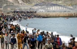 Des migrants entre le Maroc et l'enclave espagnole de Ceuta, le 18 mai 2021 à Fnideq