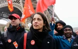 La secrétaire générale de la CGT Sophie Binet, lors d'une manifestation au pied de la Tour Eiffel dont les employés étaient en grève, le 22 février 2024