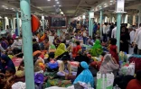 Des voyageurs s'entassent sur un ferry à Dhaka, au Bangladesh, pour rentrer chez eux, le 4 avril 2021
