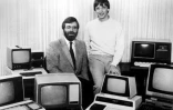 Photo fournie par Microsoft à l'occasion des 50 ans de l'entreprise, montrant Bill Gates et Paul Allen, cofondateurs de Microsoft, en 1975 