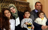 La Syrienne Bana al-Abed (g) avec ses frères et ses parents, le 22 décembre 2016 à Ankara