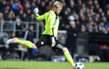 Le gardien de Leicester City Kasper Schmeichel dégage le ballon lors du match face à FC Copenhague en Ligue des champions, le 2 novembre 2016 à Copenhague