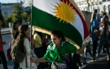 Une Kurde brandit le drapeau du Kurdistan lors d'une manifestation contre le gouvernement turc à Athènes, le 5 novembre 2016