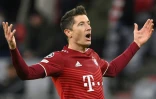 La joie de l'attaquant polonais du Bayern Munich Robert Lewandowski, après avoir marqué à domicile le 3e but face à Salzbourg, en 8e de finale retour de la Ligue des Champions, le 8 mars 2022