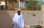 Un habitant de retour à Khartoum inspecte sa maison endommagée, le 20 septembre 2026
