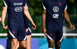 Le défenseur de l'équipe de France, Benjamin Pavard, et l'attaquant Kingsley Coman, lors d'un entraînement, le 11 juin 2021 à Clairefontaine-en-Yvelines