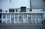 Des plaques portant les noms d'officiers et de soldats britanniques morts pendant les guerres anglo-afghanes aux XIXe et XXe siècles, au cimetière britannique de Kaboul, le 22 mai 2025 en Aghanistan