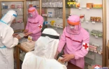 Photo diffusée le 31 mai 2022 par l'agence nord-coréenne Kcna de médecins de l'armée en tenue de protection contre le Covid-19 dans une pharmacie de Pyongyang