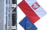 Les drapeaux polonais et européen à l'entrée de l'ambassade de Pologne à Bruxelles, le 8 octobre 2021