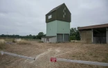 Des fleurs visibles le 16 juin 2026 au pied d'un silo agricole où a été retrouvé le corps de Lyhanna, à  Puycasquier, dans le Gers