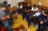 De retour de son match amical disputé contre l'Australie dimanche 11 novembre 2001 (1 à 1), l'équipe de France a  fait escale à La Réunion très tôt lundi matin 12 novembre 2001