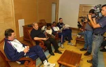 De retour de son match amical disputé contre l'Australie dimanche 11 novembre 2001 (1 à 1), l'équipe de France a  fait escale à La Réunion très tôt lundi matin 12 novembre 2001