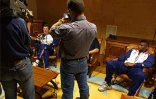 De retour de son match amical disputé contre l'Australie dimanche 11 novembre 2001 (1 à 1), l'équipe de France a  fait escale à La Réunion très tôt lundi matin 12 novembre 2001