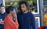 De retour de son match amical disputé contre l'Australie dimanche 11 novembre 2001 (1 à 1), l'équipe de France a  fait escale à La Réunion très tôt lundi matin 12 novembre 2001
