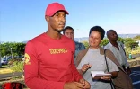 De retour de son match amical disputé contre l'Australie dimanche 11 novembre 2001 (1 à 1), l'équipe de France a  fait escale à La Réunion très tôt lundi matin 12 novembre 2001
