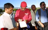 De retour de son match amical disputé contre l'Australie dimanche 11 novembre 2001 (1 à 1), l'équipe de France a  fait escale à La Réunion très tôt lundi matin 12 novembre 2001