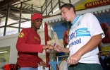 De retour de son match amical disputé contre l'Australie dimanche 11 novembre 2001 (1 à 1), l'équipe de France a  fait escale à La Réunion très tôt lundi matin 12 novembre 2001