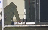 Mercredi 9 juillet 2003 -
Les enquêteurs examinent les abords du périmètre de sécuritéà la recherche d'éventuels indices