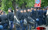 Un bref ralé poussé a opposé les grévistes de l'Éducation nationale aux forces de l'ordre ce jeudi 17 avril 2003 devant la préfecture à Saint-Denis