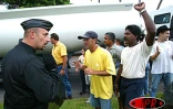 Un bref ralé poussé a opposé les grévistes de l'Éducation nationale aux forces de l'ordre ce jeudi 17 avril 2003 devant la préfecture à Saint-Denis