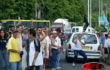 Un bref ralé poussé a opposé les grévistes de l'Éducation nationale aux forces de l'ordre ce jeudi 17 avril 2003 devant la préfecture à Saint-Denis