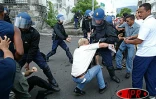 Un bref ralé poussé a opposé les grévistes de l'Éducation nationale aux forces de l'ordre ce jeudi 17 avril 2003 devant la préfecture à Saint-Denis