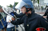 Un bref ralé poussé a opposé les grévistes de l'Éducation nationale aux forces de l'ordre ce jeudi 17 avril 2003 devant la préfecture à Saint-Denis