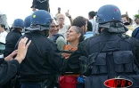 Un bref ralé poussé a opposé les grévistes de l'Éducation nationale aux forces de l'ordre ce jeudi 17 avril 2003 devant la préfecture à Saint-Denis
