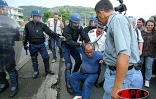 Un bref ralé poussé a opposé les grévistes de l'Éducation nationale aux forces de l'ordre ce jeudi 17 avril 2003 devant la préfecture à Saint-Denis