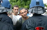 Un bref ralé poussé a opposé les grévistes de l'Éducation nationale aux forces de l'ordre ce jeudi 17 avril 2003 devant la préfecture à Saint-Denis