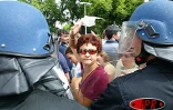 Un bref ralé poussé a opposé les grévistes de l'Éducation nationale aux forces de l'ordre ce jeudi 17 avril 2003 devant la préfecture à Saint-Denis
